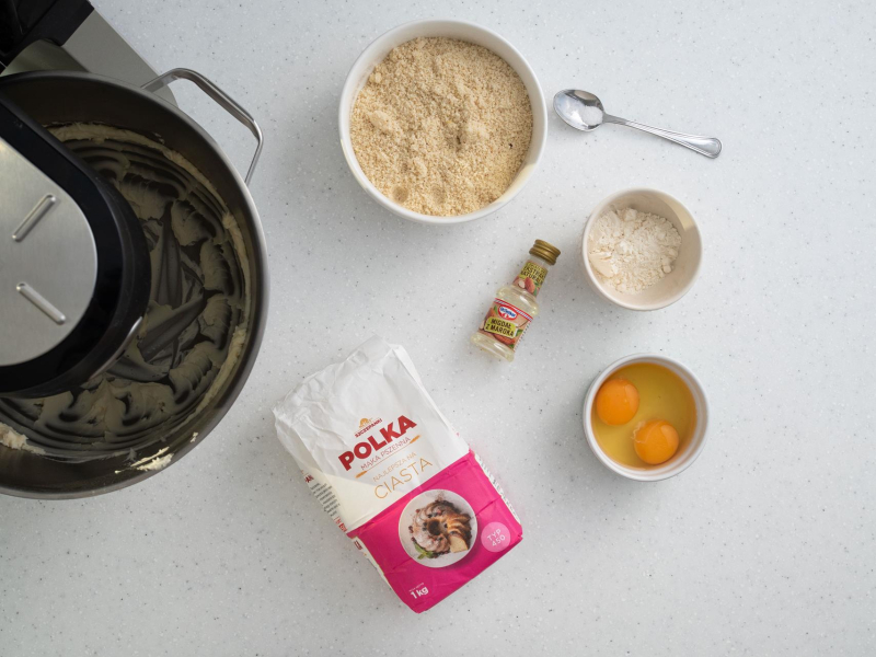 Przygotowanie masy migdałowej do ciasta.