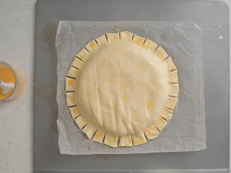 Smarowanie ciasta jajkiem.