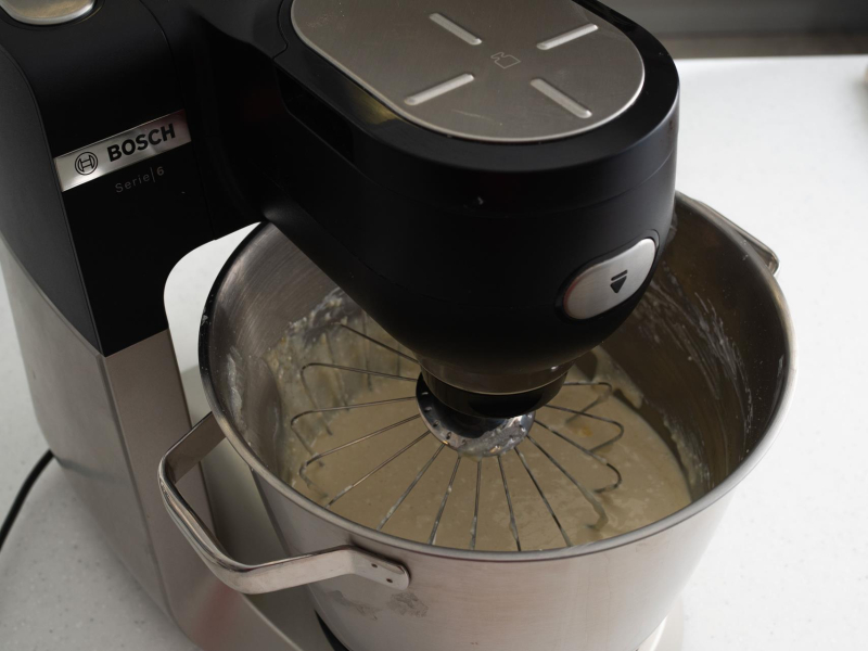 Miksowanie masy na sernik proteinowy robotem kuchennym.