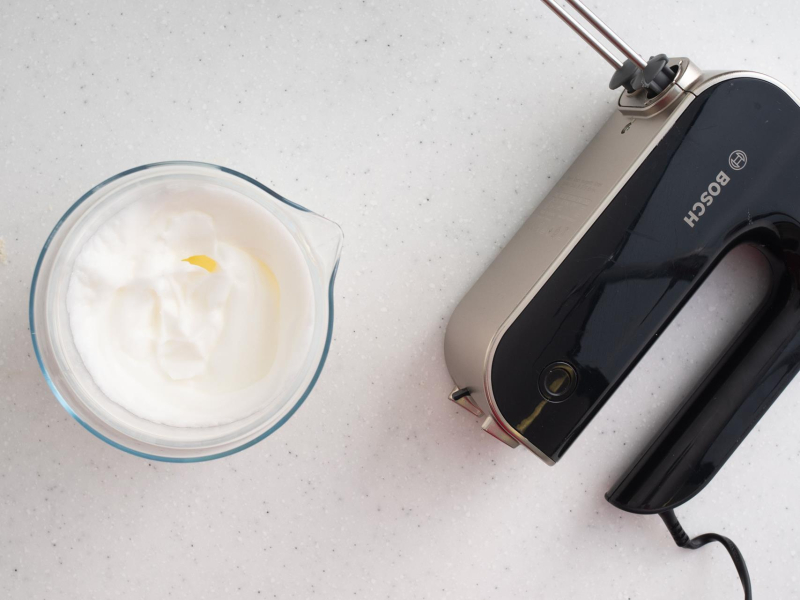 Ubite białka. Obok mikser ręczny.