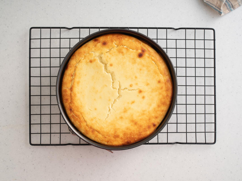 Sernik proteinowy po upieczeniu.