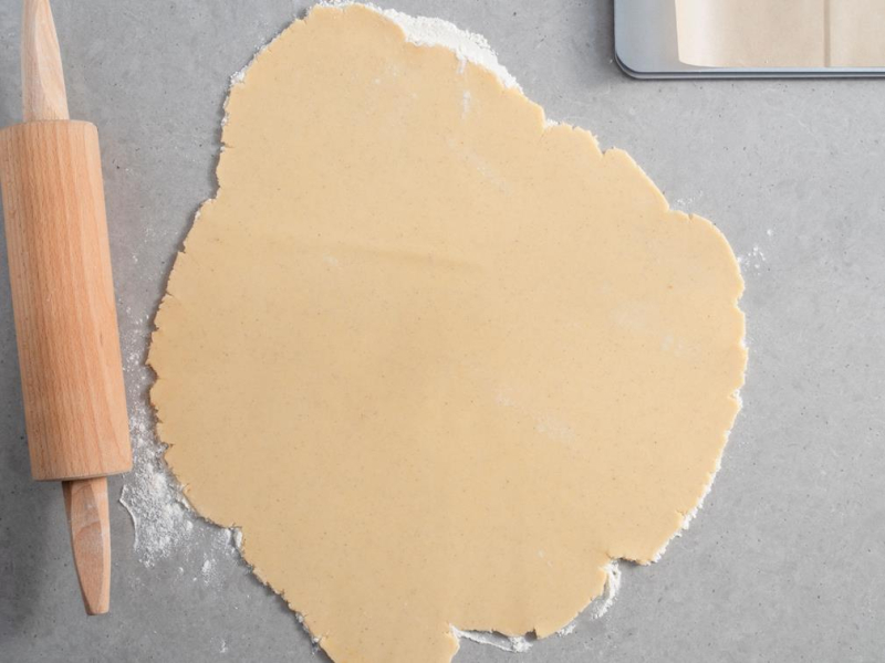 na blacie wałek i placek rozwałkowanego ciasta kruchego