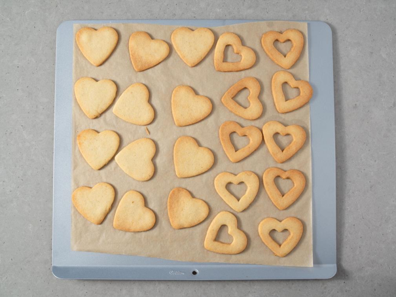 upieczone ciasteczka serduszka na blaszce do pieczenia Wilton
