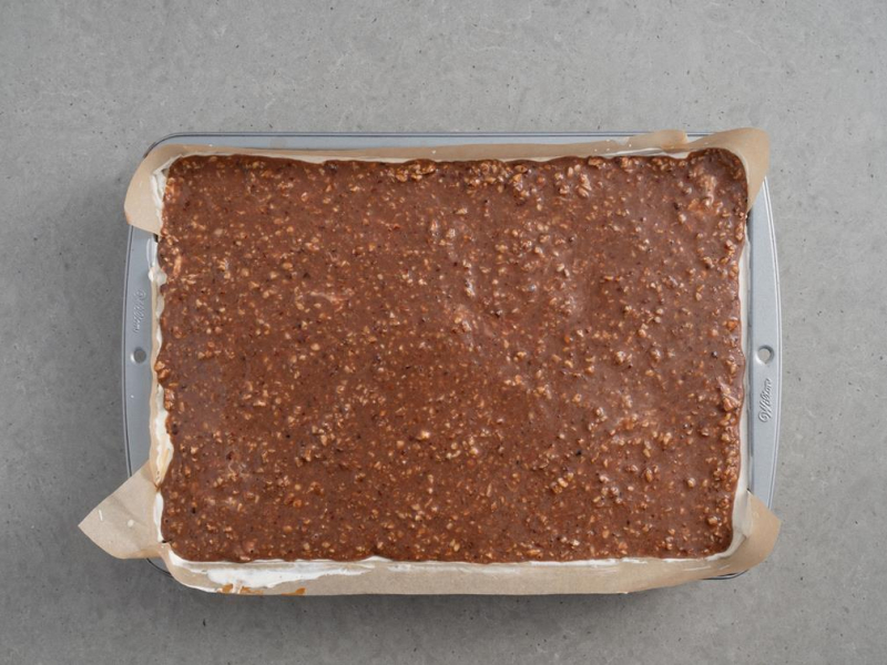 w formie przygotowane ciasto ferrero rocher bez pieczenia przed schłodzeniem