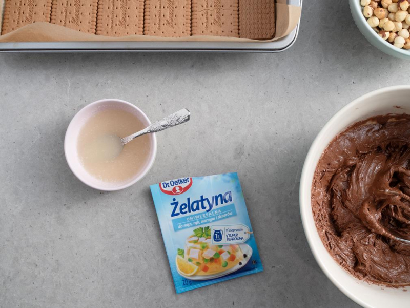 w miseczce namaczanie żelatyny uniwersalnej Dr. Oetkera