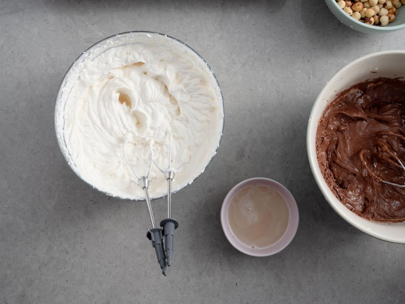 w misce ubita śmietanka do kremu ferrero rocher