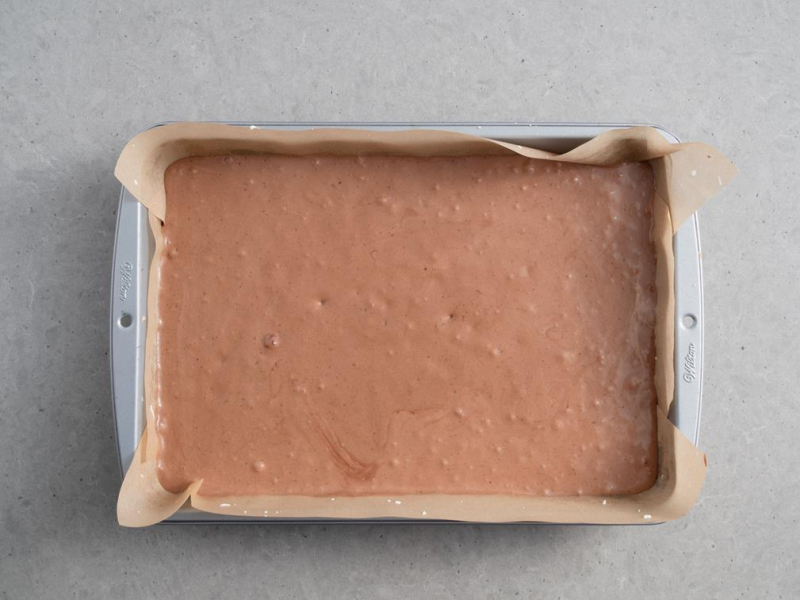 w foremce ciasto z warstwą kremu czekoladowego