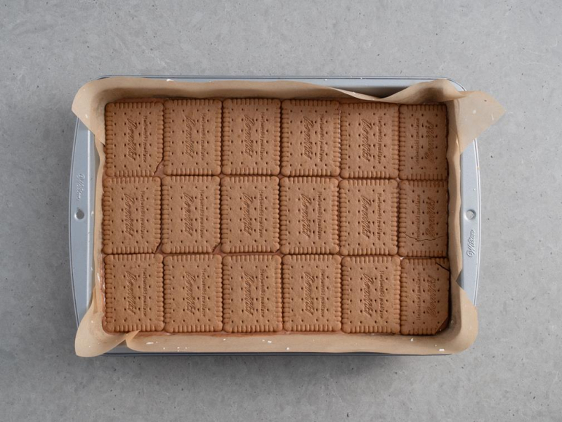 w foremce ciasto Rocher wyłożone herbatnikami