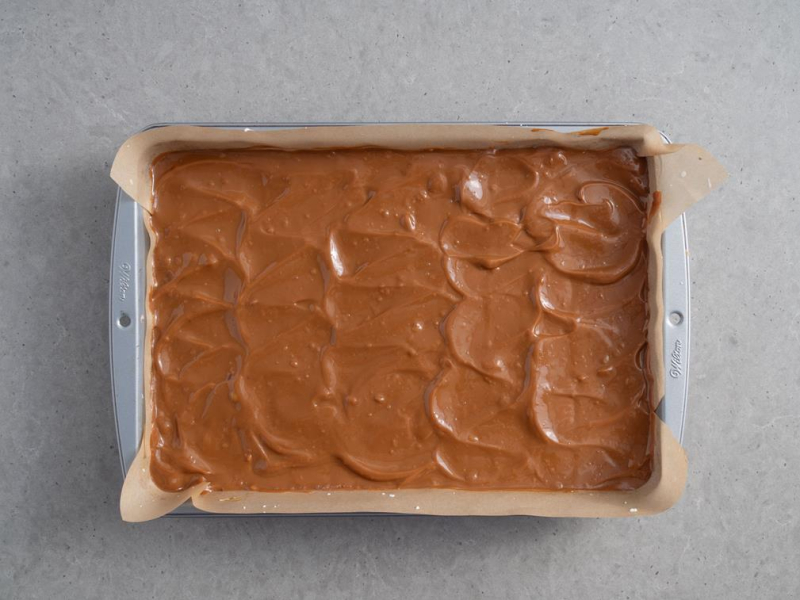 w blaszce ciasto Rocher posmarowane masą kajmakową