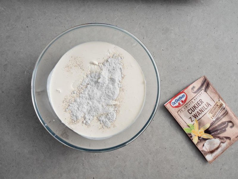 w szklanej misce śmietanka kremówka z cukrem z wanilią Dr. Oetkera