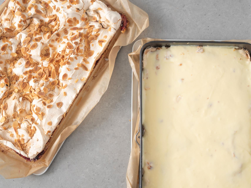 Gotowy blat ciasta do ciasta pychotka i jeden blat przełożony masą budyniową.