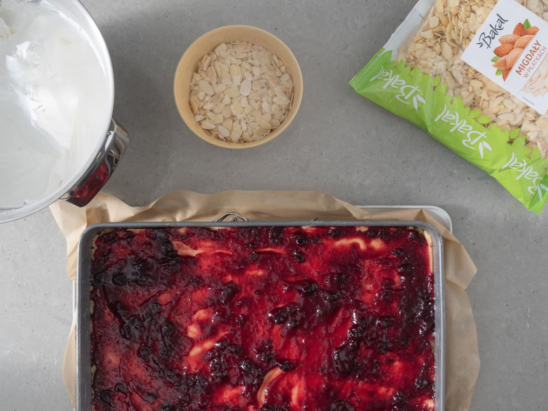 Dżem porzeczkowy rozsmarowany na cieście kruchym.