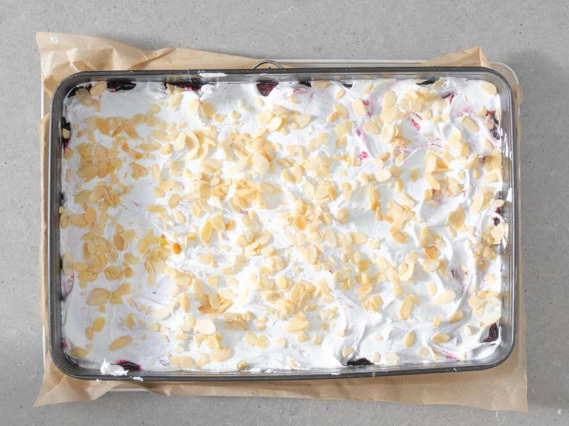 Beza posypana płatkami migdałów.