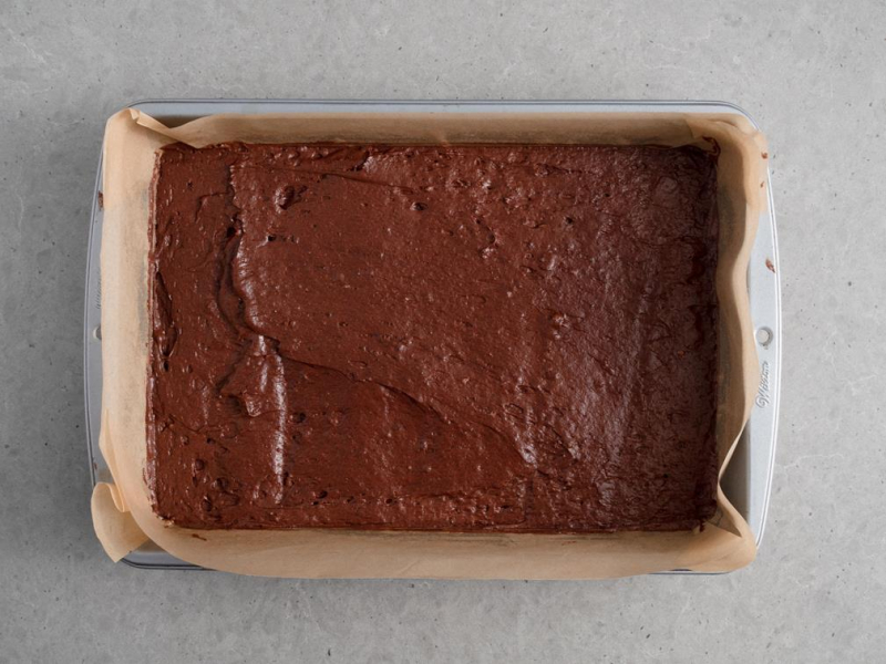 spód ciasta czekoladowego przed pieczeniem