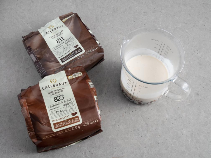 czekolada callebaut 811 i 823 i naczynie z gorącą śmietanką i czekoladą