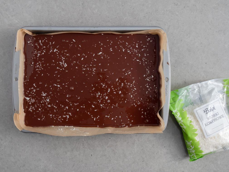 ciasto w formie z polewą czekoladową i wiórkami kokosowymi