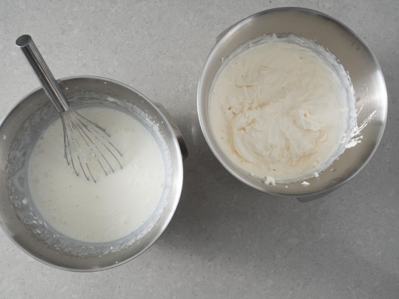 W jednej misie ubita 艣mietanka, a w drugiej twar贸g z galaret膮.