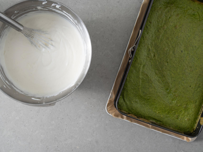 W misie gotowa masa sernikowa. Obok upieczone ciasto ze szpinakiem.