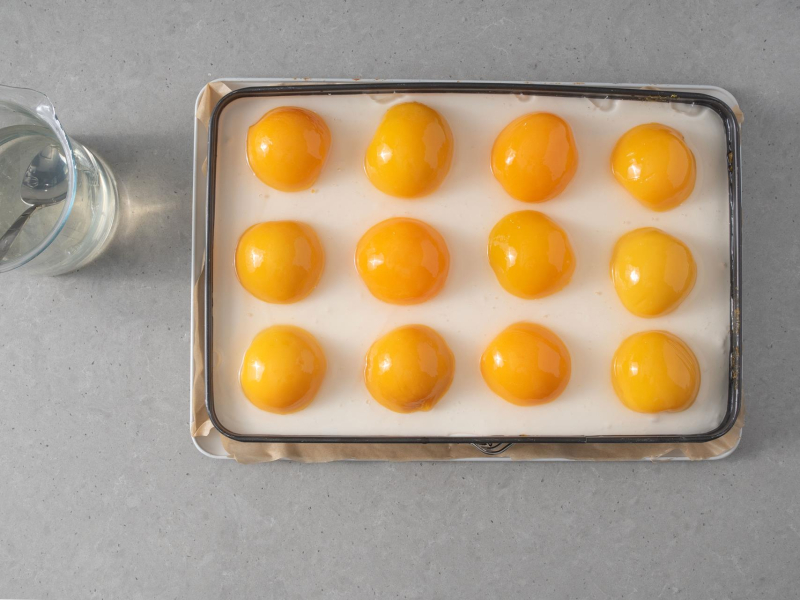 U艂o偶one po艂贸wki brzoskwi艅 z puszki na cie艣cie.