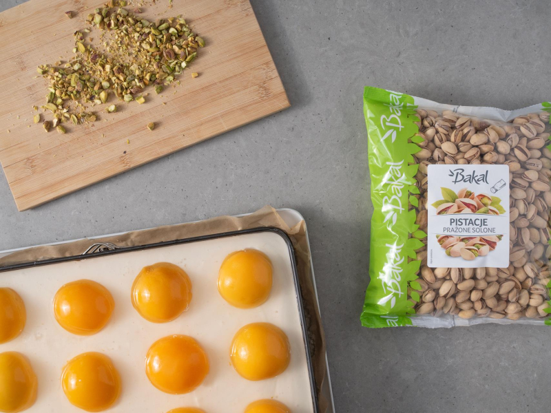 Dekorowania ciasta za pomoc膮 posiekanych pistacji.