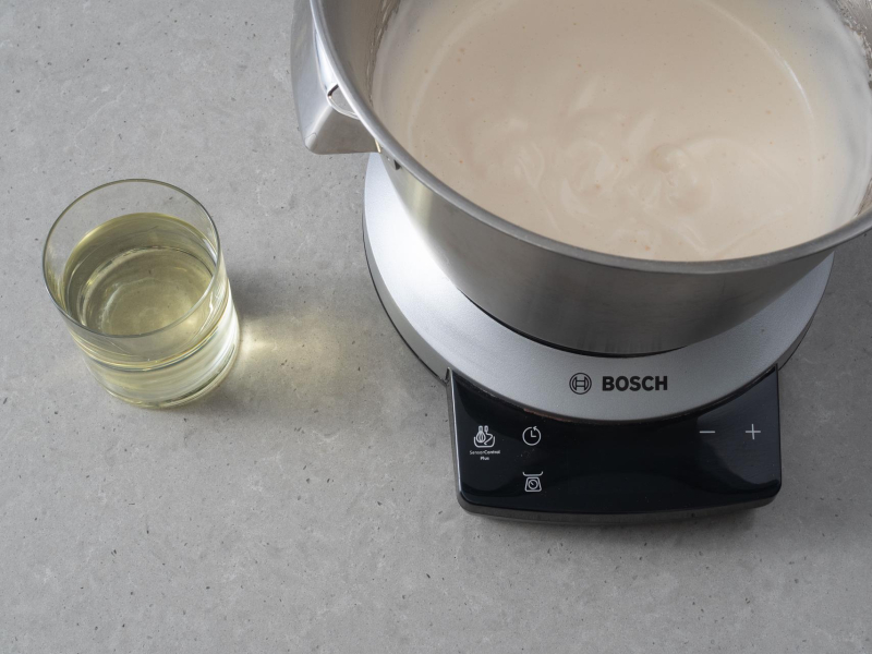 W misie utarte z cukrem jajka, a obok olej rzepakowy.