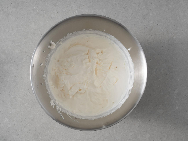 Ubita 艣mietanka w misie.