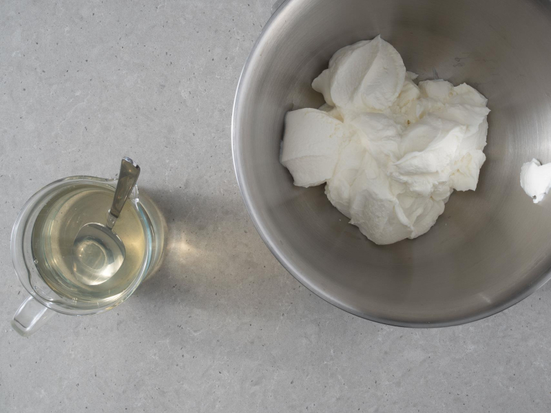 W misie robota kuchennego twar贸g. Obok rozpuszczone galaretki krystaliczne.