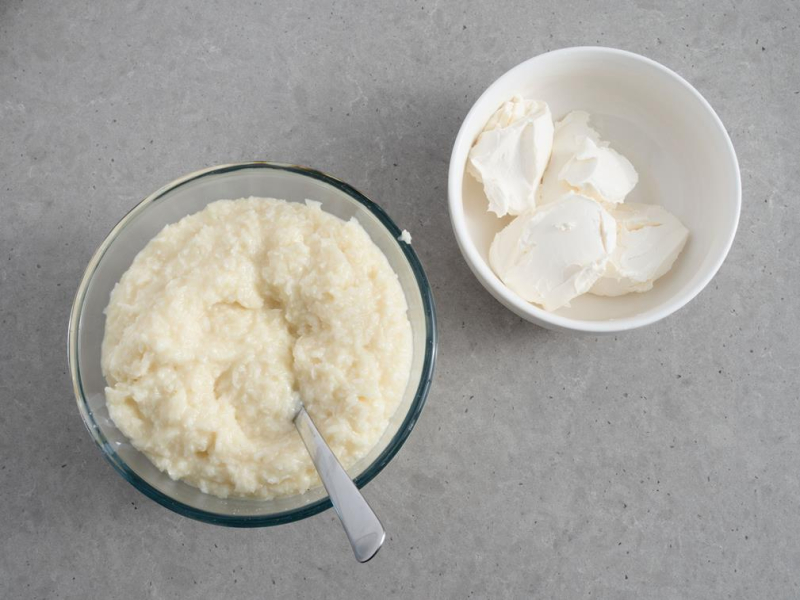 w miseczce krem kokosowy obok w miseczce serek mascarpone