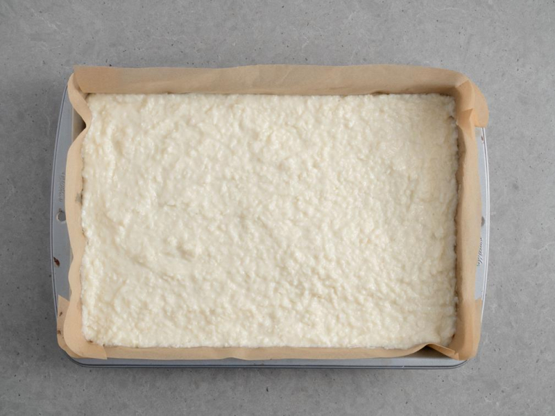 forma z ciastem z kremem kokosowym