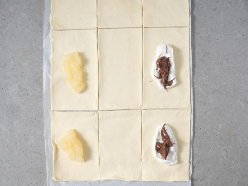 Płaty ciasta francuskiego z prażonym jabłkiem i z serkiem z nutellą.