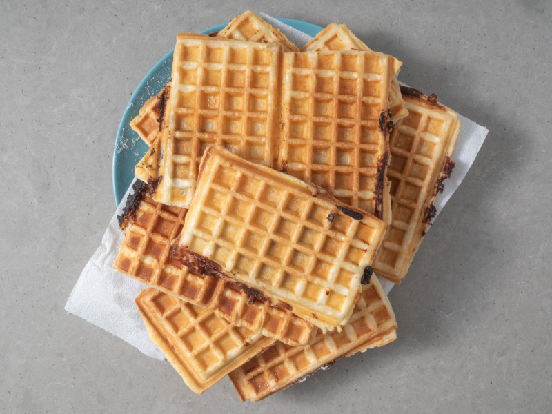 Usmażone gofry z ciasta francuskiego.