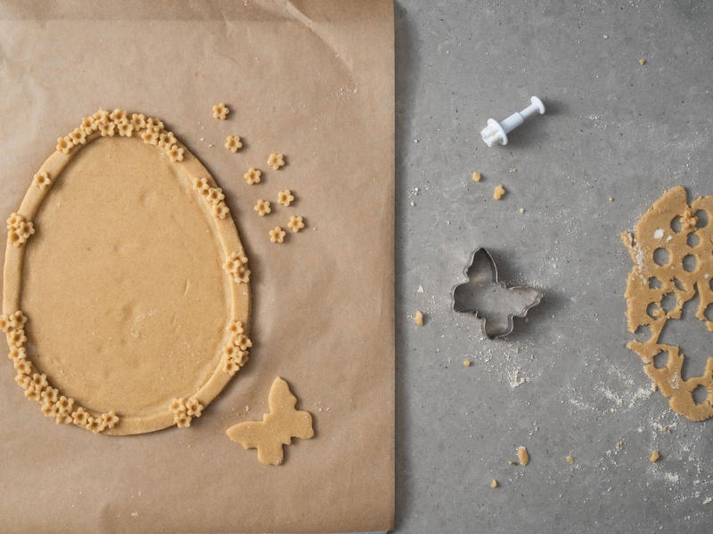 Placek ciasta kruchego bezglutenowego oraz foremki do pieczenia.