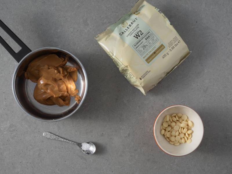 W garnku kajmak. Obok czekolada W2 Callebaut.