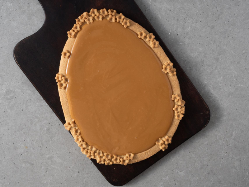 Mazurek wypełniony masą kajmakową.