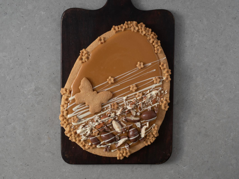 Udekorowany bezglutenowy mazurek z kajmakiem.