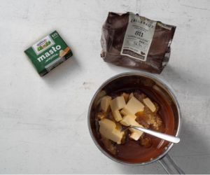 w rondelku rozpuszczone masło z czekolada do brownie