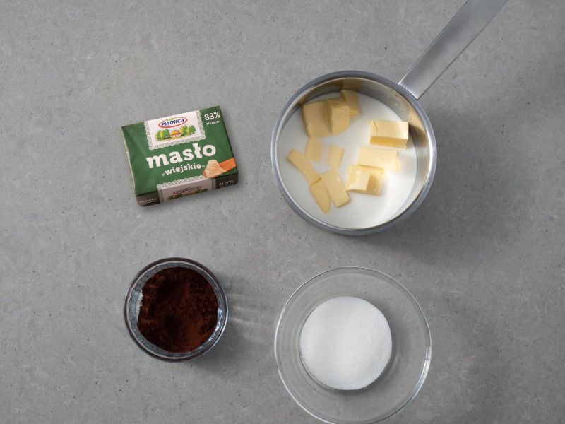 masło, kakao ciemne, w miseczce cukier na polewę do ciasta
