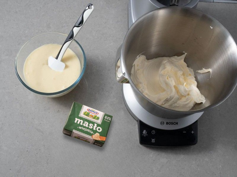 dodawanie budyniu do utartego masła