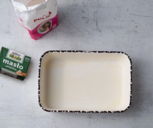 naczynie do zapiekania obok masło i mąka