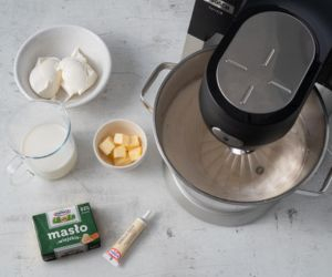 na blacie robot i składniki do clafoutis