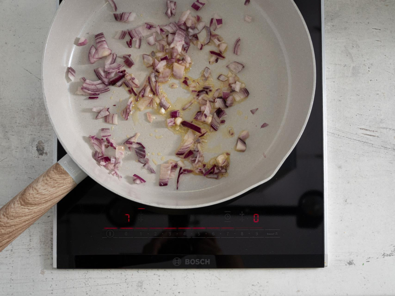 Podsmażanie cebuli na patelni.