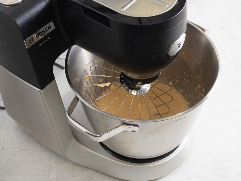 Mieszanie składników na fit muffinki wytrawne z warzywami w misie robota kuchennego.