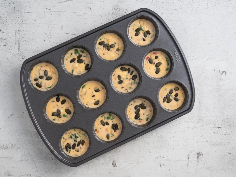 Fit muffinki wytrawne z warzywami przed pieczeniem.