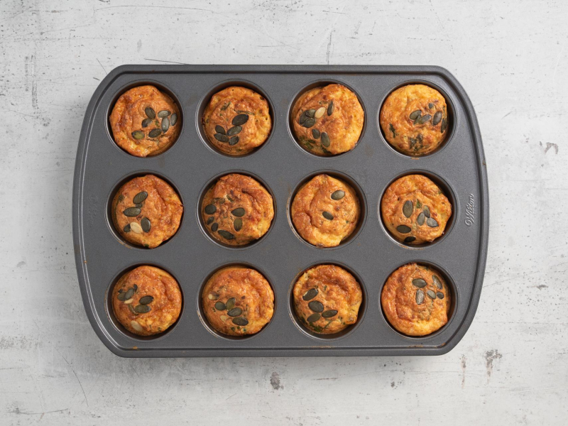 Upieczone fit muffinki w formie do muffinek.