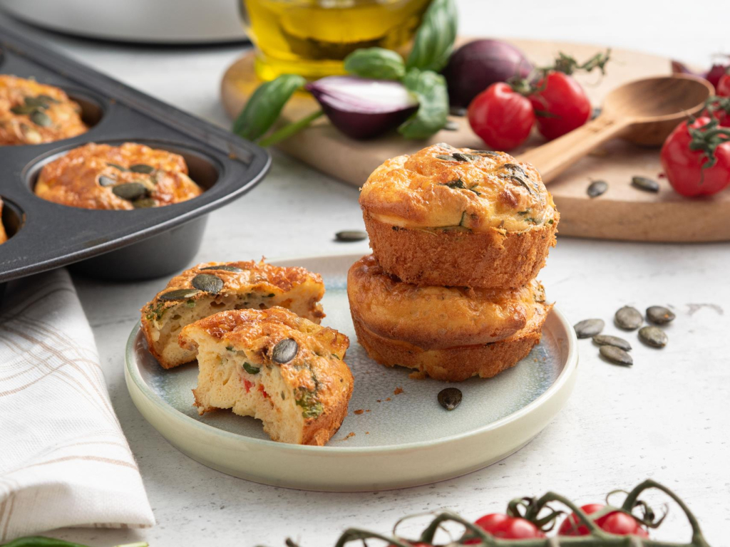 Upieczone fit muffinki wytrawne z warzywami z serkiem wiejskim - przepis Wszystkiego Słodkiego