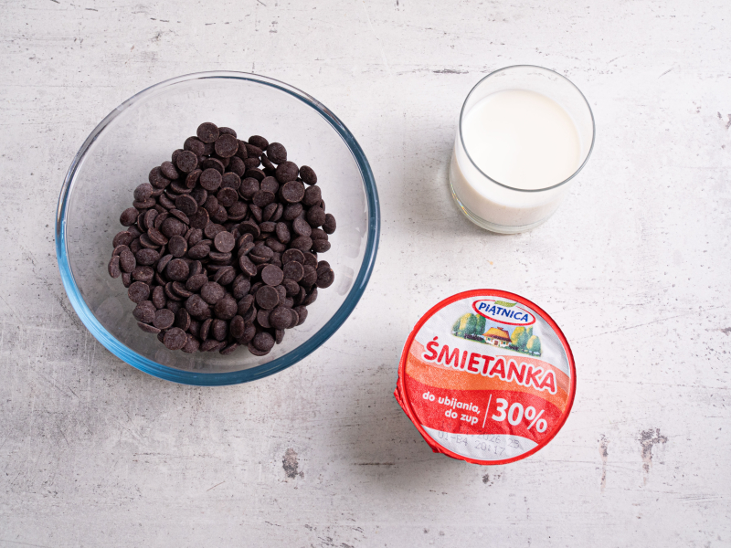 czekolada mleczna pokrojona na kawałki, śmietanka