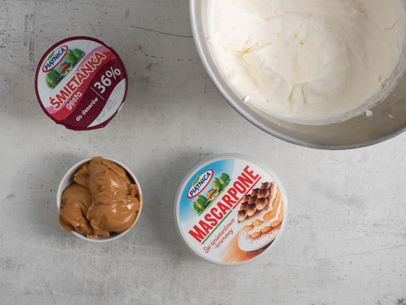 Mascarpone z kajamkiem i śmietankiem.