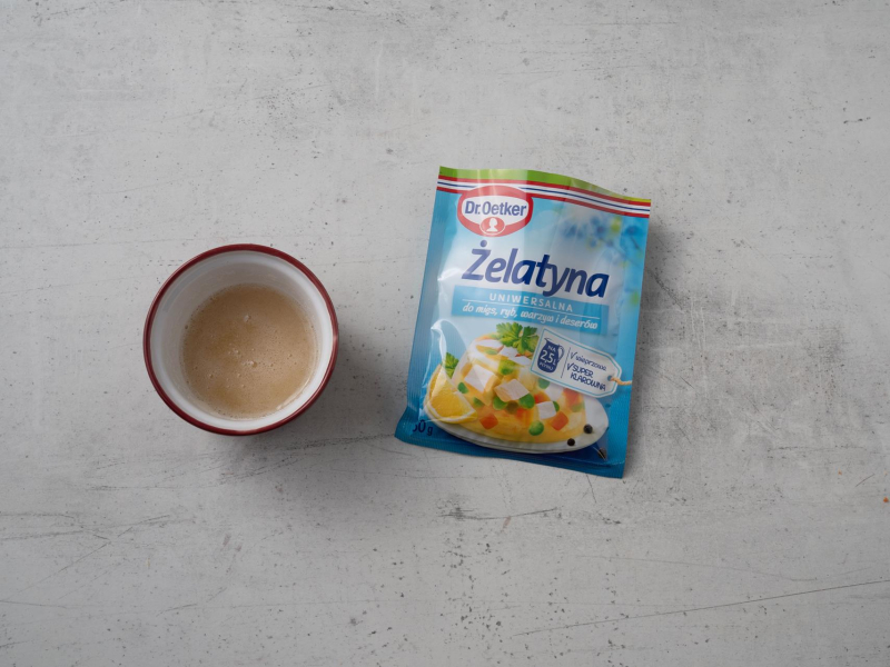 w miseczce namoczona żelatyna uniwersalna dr.Oetkera