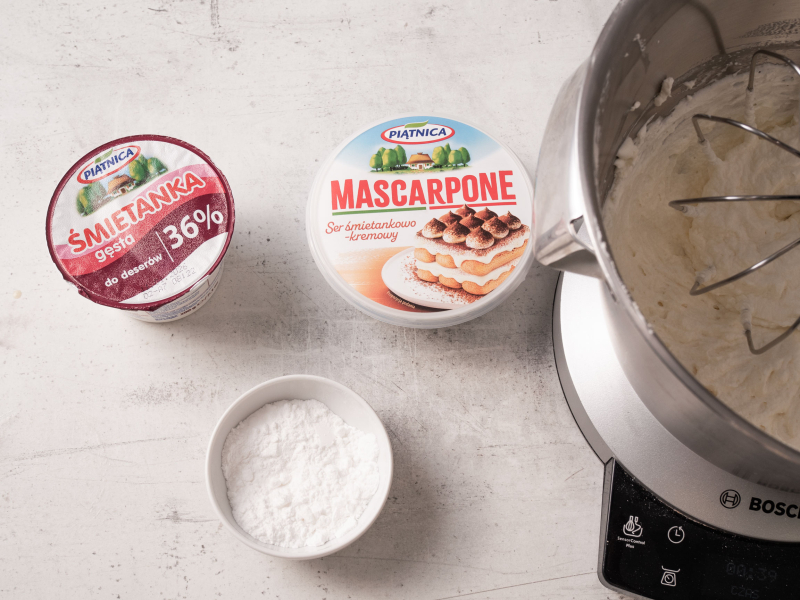 ubita śmietanka z mascarpone i cukrem pudrem