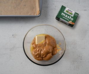 w miseczce masa kajmakowa z masłem